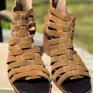 NIB Donald Pliner Saddle Suede Sandals. W 9.5